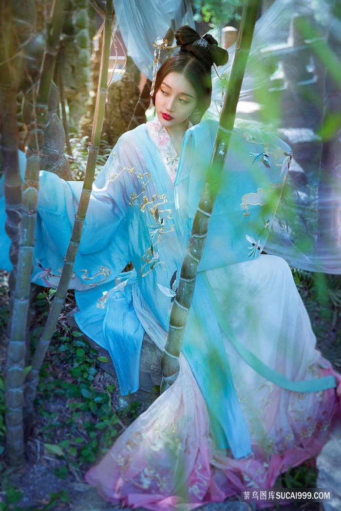 帮我做一个美女跳舞的视频